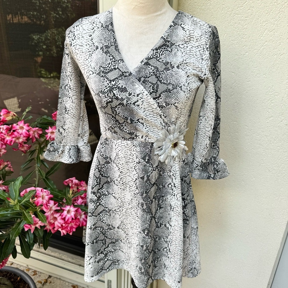 MISGUIDED.‎ Snake Print, Mini Dress. 3/4 sleeves, ruffled at cuff. Size 4.
